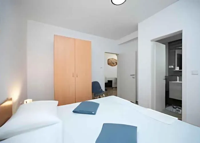 In With Two-bedrooms 2 *